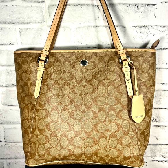 Coach Handbags - COACH PEYTON SIGNATURE TOTE. IN EUC.!!